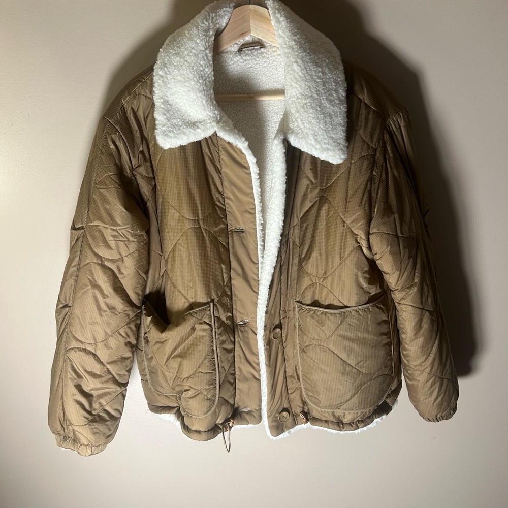 LEVI’S Women's Tan Quilted Jacket with White Sherpa Lining